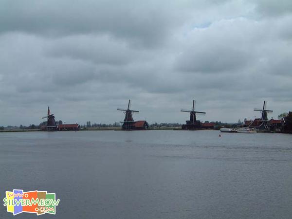 桑恩河 River Zaan, 對岸風車村風車