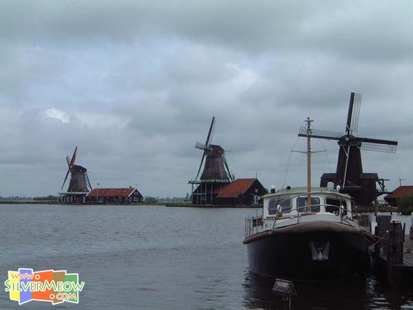 沿岸數座風車, 左邊開始為榨油風車, 製漆風車及加工木料風車