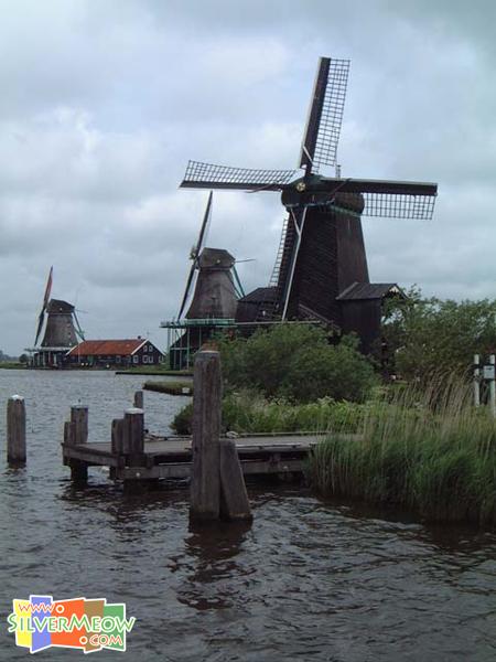 沿岸數座風車, 左邊開始為榨油風車, 製漆風車及加工木料風車