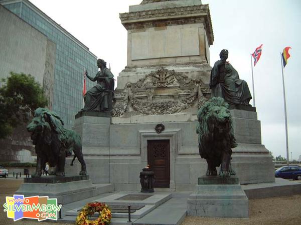 塔下為第二次世界大戰無名英雄紀念堂