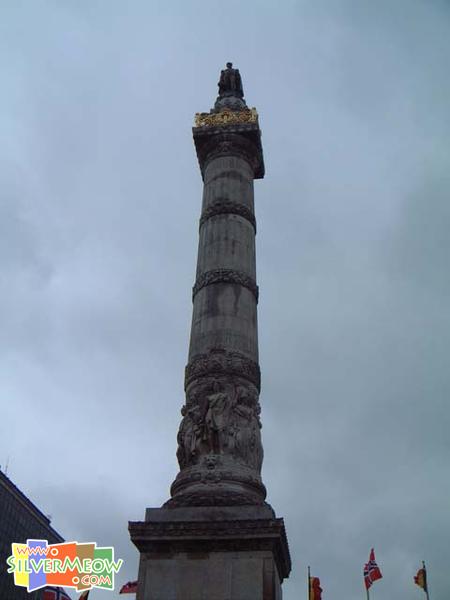 塔顶为开国者李奥波特一世雕像 Leopoldo I