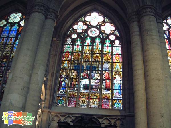 比利時布魯塞爾 聖米切爾教堂 St. Michelskath 教堂內玻璃窗繪畫