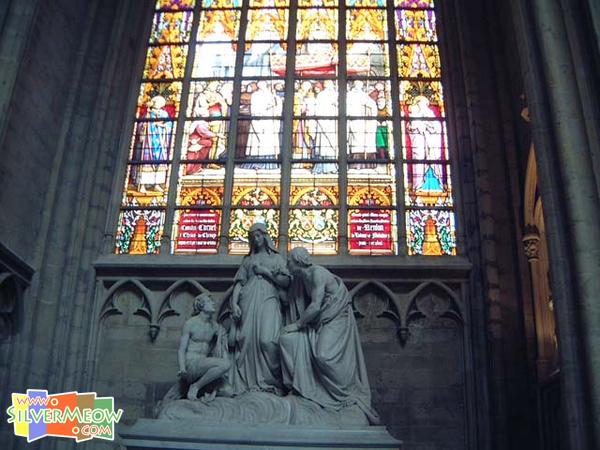 教堂內玻璃窗繪畫