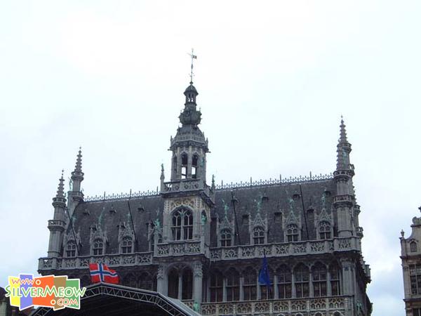 广场上中世纪建筑物