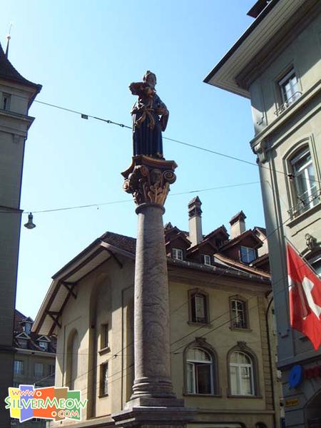 「Anna Seilerbrunnen 噴泉」, 紀念1354年建立伯恩市第一間醫院的 Anna Seiler 而建