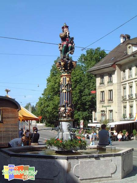「食人鬼喷泉」Kindlifresserbrunnen, 建於1545年