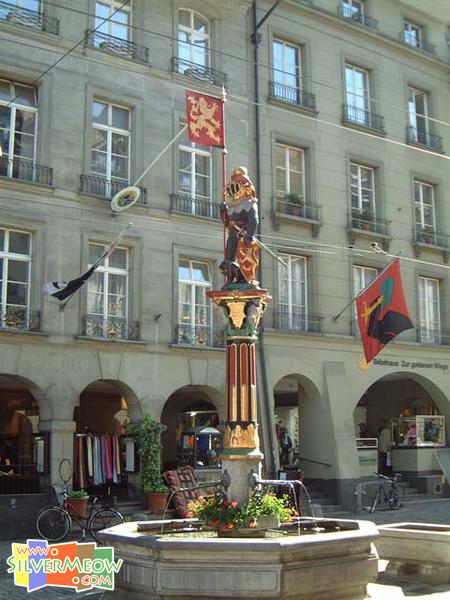 瑞士伯恩 加南街 Kramgasse 「Zahringenbrunnen 喷泉」, 穿盔甲的熊