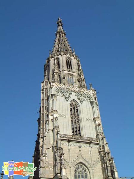 位於 Munsterplatz 廣場, 始建於1421年
