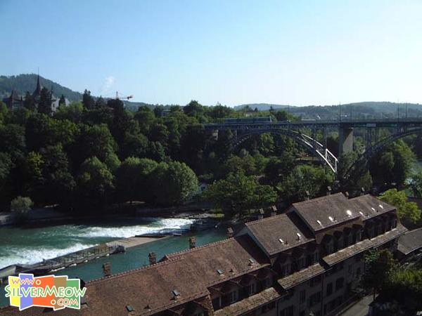教堂旁公園眺望伯恩市河景