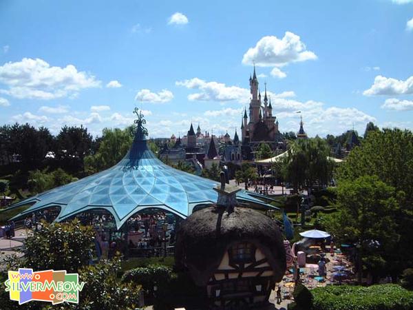 梦幻乐园 Fantasyland - 爱丽丝迷宫 Alice's Curious Labyrinth, 红心皇后城堡 Queen of Heart's Castle