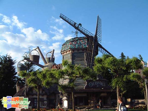 梦幻乐园 Fantasyland - 风车磨坊 Old Mill