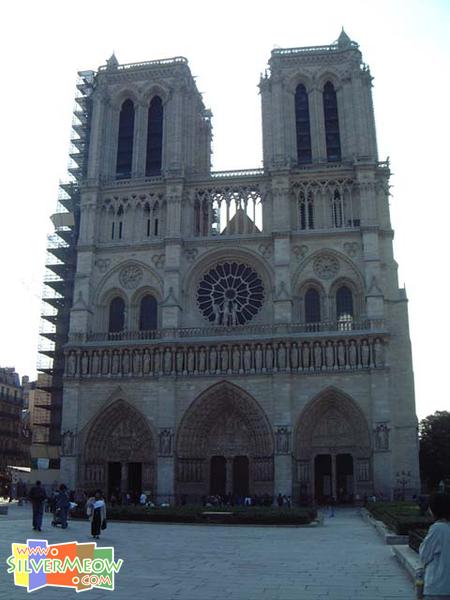 建於12至14世纪, 由Maurice de Sully所设计