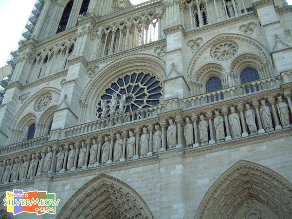 西面玟瑰窗 Rosace Ouest, 抽繪天使環繞聖母, 以及國王廊 Galerie des Rois, 陳列猶太王28座雕像