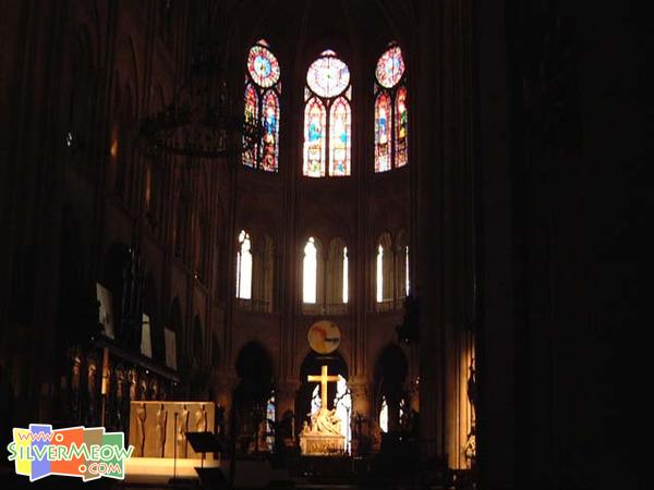 教堂主祭坛, 祭坛後方为「圣母哀子像」Pieta, 为库斯杜 Nicolas Coustou 作品