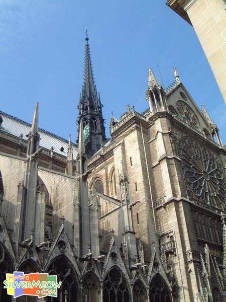 聖母院尖塔, 高90公尺