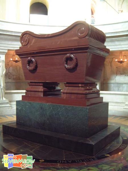 拿破仑棺冢 The Emperor's tomb, 安放於教堂地下墓室