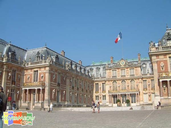 梵尔赛宫入口, 大理石中庭