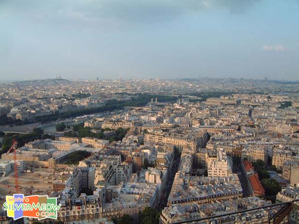 铁塔上鸟瞰巴黎市, 可以见到塞纳河丶圣心教堂丶大皇宫及罗浮宫