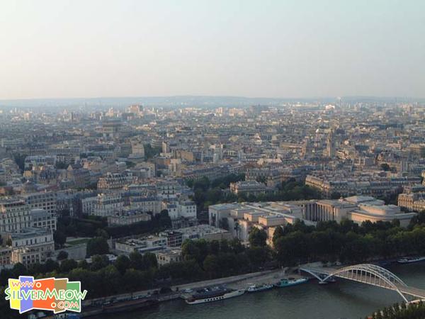 铁塔上鸟瞰巴黎市, 可以见到塞纳河及凯旋门