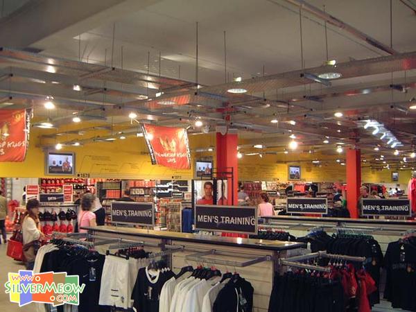 曼聯球會用品專賣店 Mega Store 內