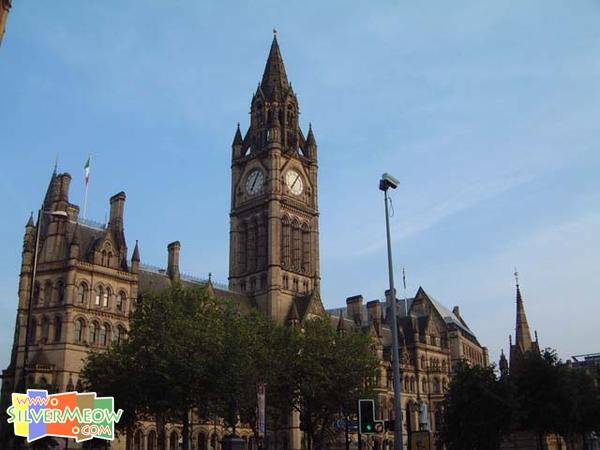 位於 Albert Square 廣場上