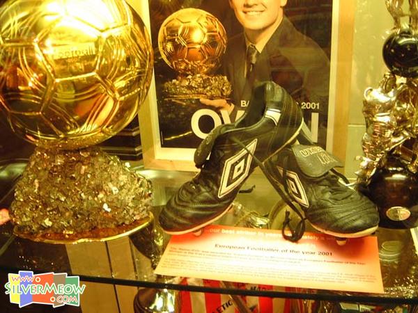 利物浦球會博物館, 前鋒米高奧雲 Michael Owen 於2001年所獲歐洲足球先生獎項