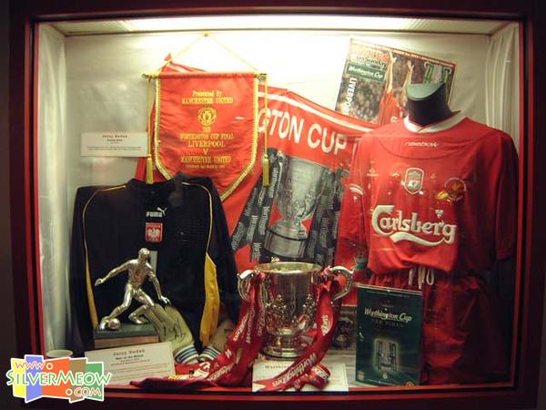 利物浦球会博物馆, 2003年於千禧球场 Millennium Stadium 举行之联赛杯决赛所赢得之奖杯, 对手为曼联, 守门员杜迪克 Jerzy Dudek 并且赢得赛事最佳运动员