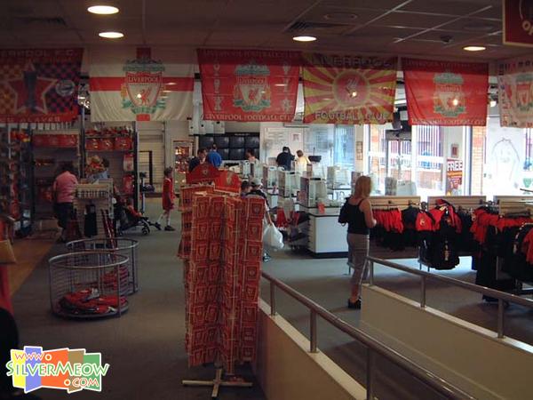 球会用品专卖店 Liverpool F.C. Club Store 内