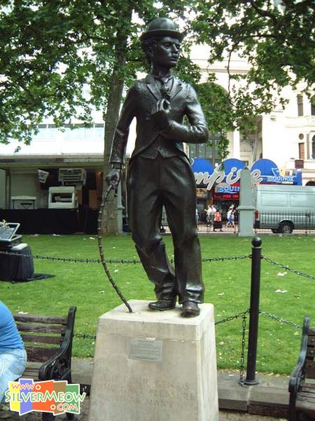 广场上差利卓别灵铜像