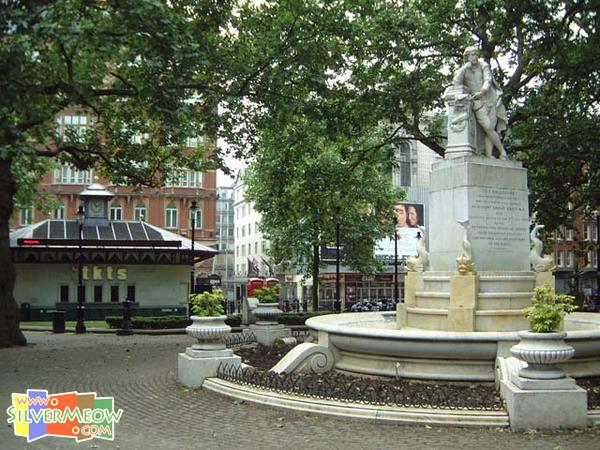 後为 Half Price Ticket Booth - tkts, 以半价售卖当天各剧院门票