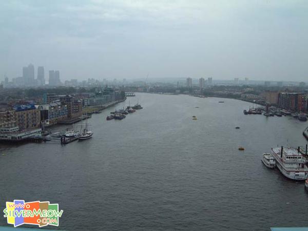 由塔橋步橋上鳥瞰泰晤士河及倫敦市東面