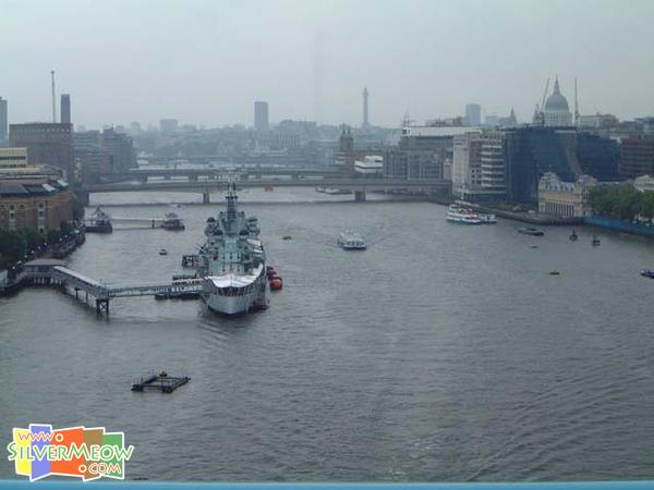 由塔橋步橋上鳥瞰泰晤士河及倫敦市西面
