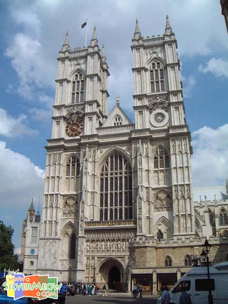 如建於10世紀, 歷代皇帝及皇后均在此加冕, 不少王侯將相均埋葬於此