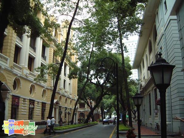 岛上欧陆式古典建筑, 前行可通往白天鹅宾馆