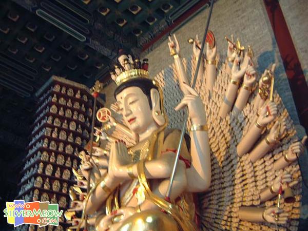 观音阁内千手千眼观音像