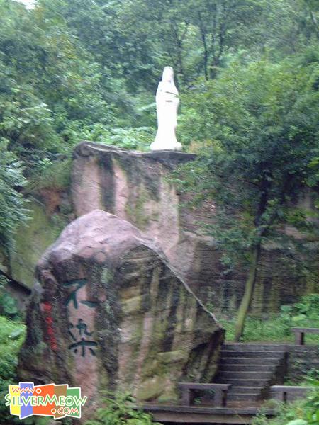 岩石上之白玉觀音像