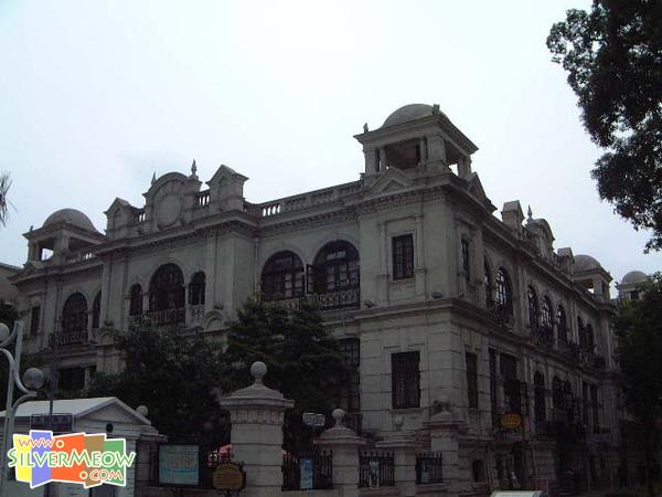 岛上欧陆式古典建筑