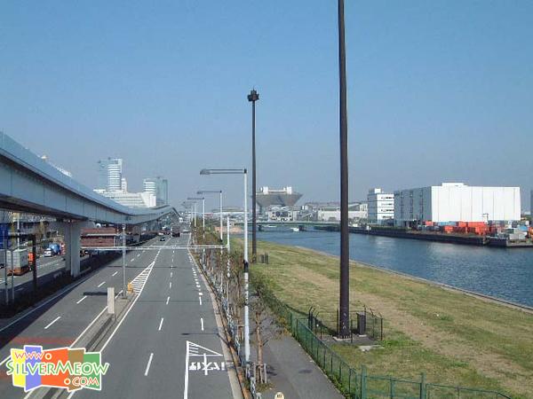遠處為國際展示場