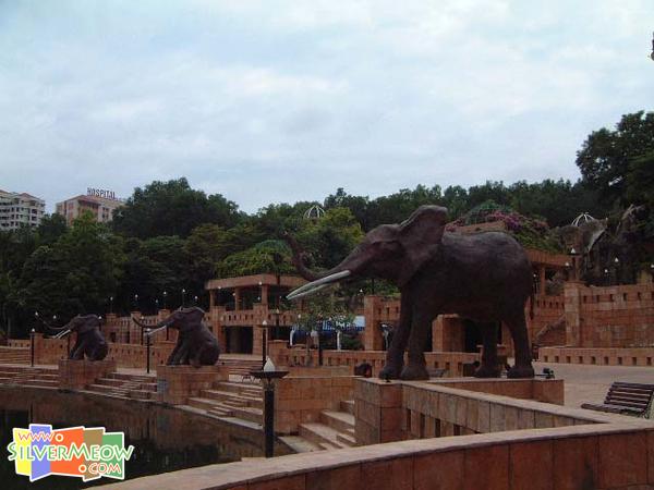Sunway Lagoon 主题公园 - Elephant Walk 沿湖边之大象雕像