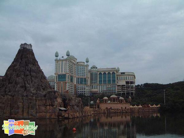 人工湖上之火山 Volcano 及 Sunway Lagoon Hotel