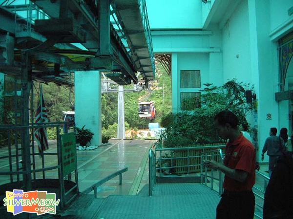 轮候乘搭登山缆车