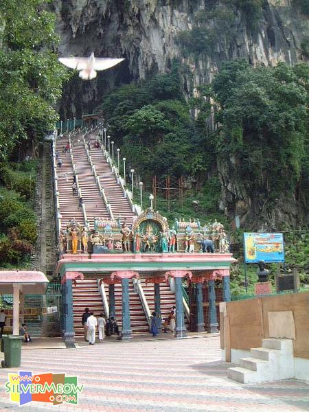 通往黑風洞之階梯