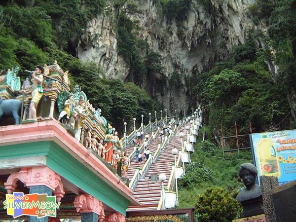 通往黑風洞之階梯