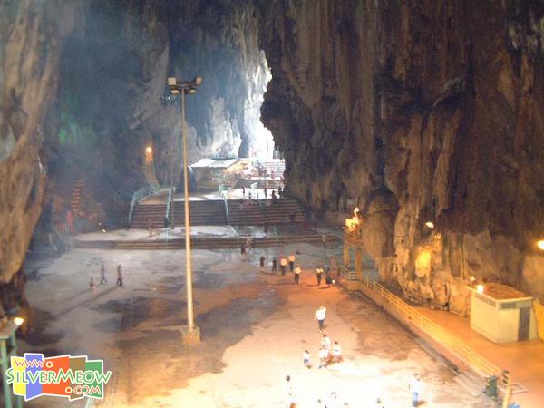 由光洞望向黑風洞洞口