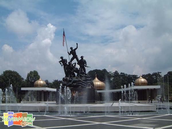 七勇士青銅塑像 - 紀念共產黨造亂時犧牲的英雄