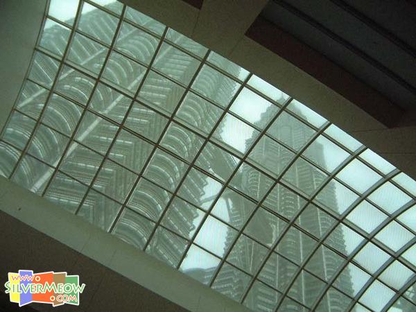 從購物中心天頂觀看雙子塔