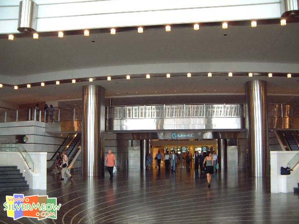 雙子塔塔內大堂, 前行可直通KLCC