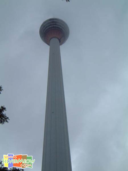 421 米高, 为列世界第四高电讯塔, 顶部有观景台及旋转餐厅