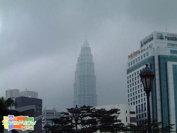 由吉隆坡塔塔底遠眺雙子塔
