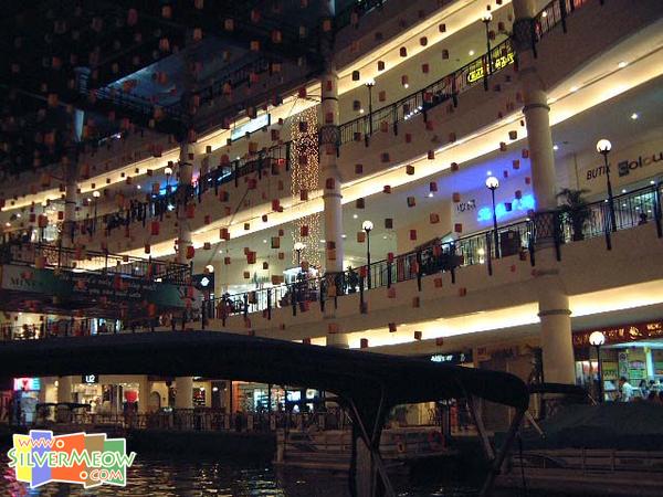 登上小型遊艇暢遊